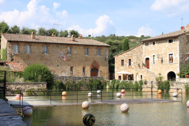 old thermal baths in the medieval village of bagno vignoni. tuscany, italy - vignoni imagens e fotografias de stock