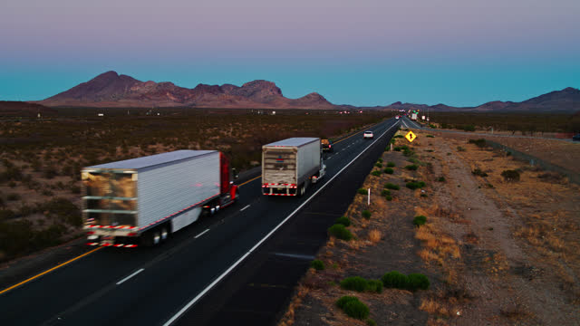 Aufwärtsausleger mit Verkehr entlang der I-10 in der Nähe der Grenze zwischen Arizona und New Mexico.