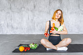 eine-sportliche-frau-in-sportbekleidung-sitzt-mit-gesundem-essen-auf-dem-boden.jpg?b=1&s=170x170&k=20&c=KsXsQeBcCpNYPf2txPBt8Vx_dMP74g5WW43JmPL1uek=
