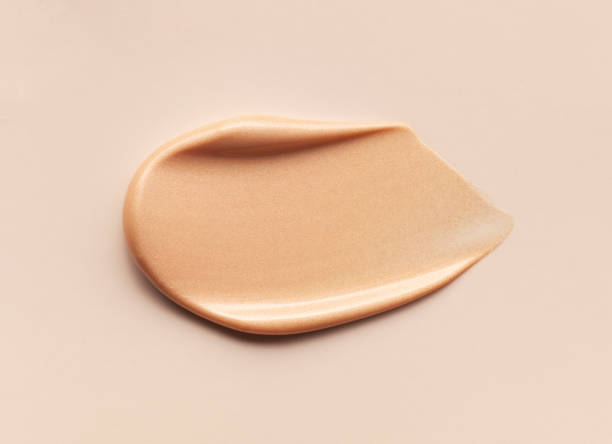 paleta de textura de gradiente de maquillaje manchada cremosa base corrector beige mate cc o bb-crema en polvo sobre fondo aislado blanco - imagen virada fotografías e imágenes de stock