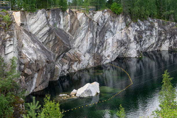 canyon di marmo nella repubblica di carelia, russia - marble canyon foto e immagini stock