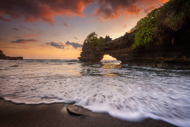 바투 볼롱 사원의 일몰 - bali temple landscape seascape 뉴스 사진 이미지