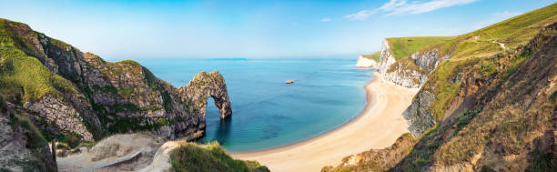 panorama of durdle door - dorset imagens e fotografias de stock