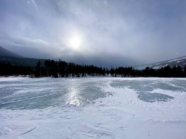 sprague lake - cold lake frozen estes park stock-fotos und bilder