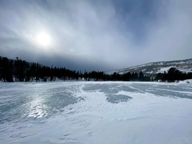 sprague lake - cold lake frozen estes park stock-fotos und bilder