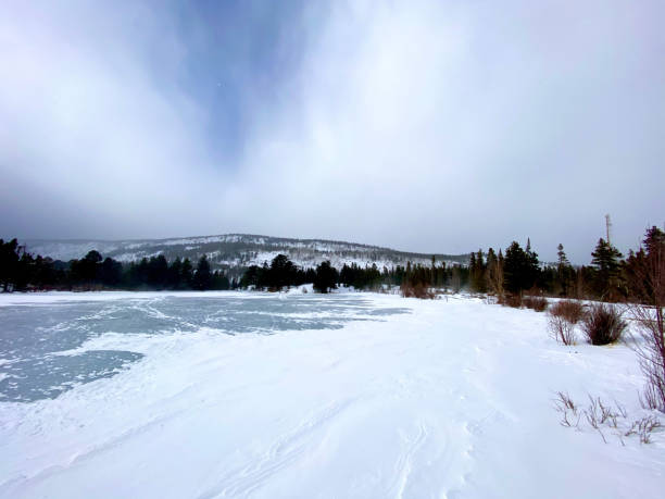 lac sprague - cold lake frozen estes park photos et images de collection