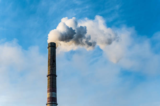 cheminées d’usine de fumage avec des émissions de co2. problème environnemental de pollution de l’environnement et de l’air. changement climatique, écologie, réchauffement climatique. le ciel est enfumé de substances toxiques. suie des usines - 2997 photos et images de collection
