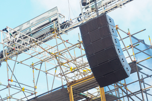 Paneles de altavoz que se cuelgan con el marco metálico en el concierto, sistema de sonido unido al andamio, sistema de sonido al aire libre. photo
