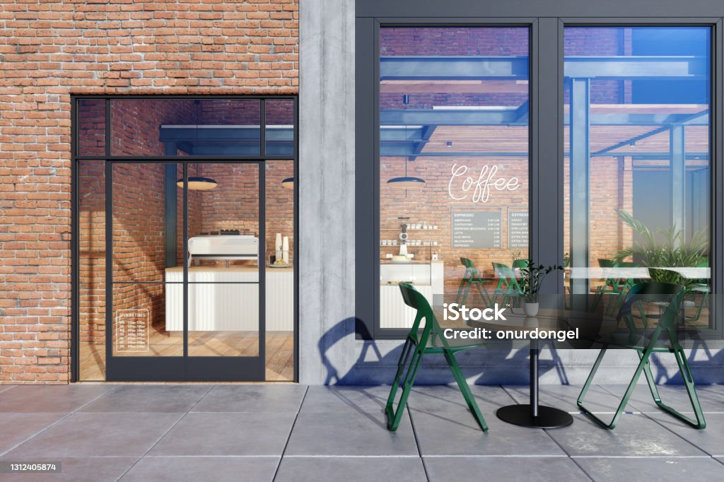咖啡店的櫥窗配有桌子、商店前的綠色椅子和磚牆背景。 - 免版稅商店圖庫照片