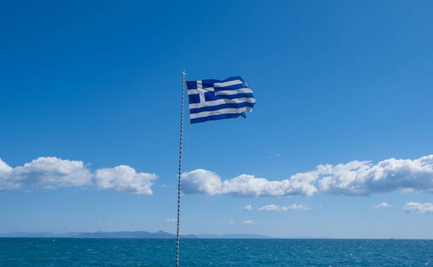 bandiera greca che sventola su sfondo cielo blu chiaro. - clear sky acropolis athens greece greece foto e immagini stock