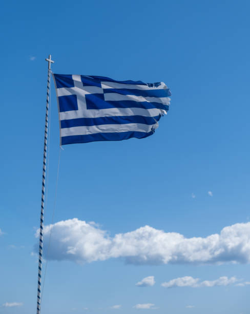 bandiera greca che sventola su sfondo cielo blu chiaro. - clear sky acropolis athens greece greece foto e immagini stock