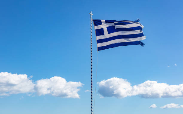 bandiera greca che sventola su sfondo cielo blu chiaro. - clear sky acropolis athens greece greece foto e immagini stock