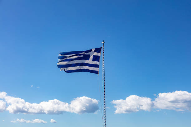 bandiera greca che sventola su sfondo cielo blu chiaro. - clear sky acropolis athens greece greece foto e immagini stock