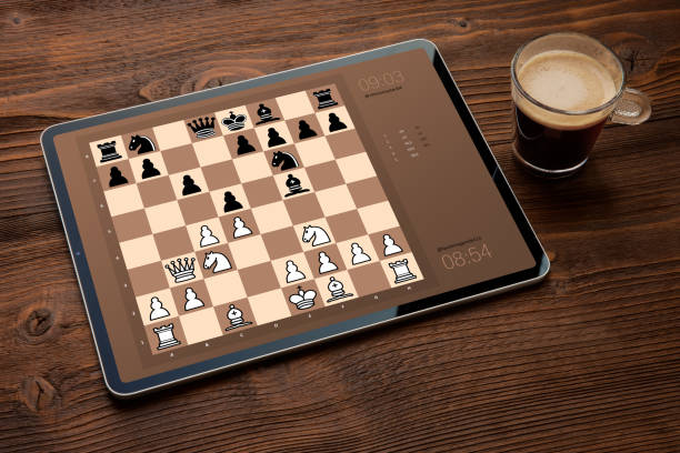 tablette numérique avec l’application d’échecs à l’écran - brain case photos et images de collection