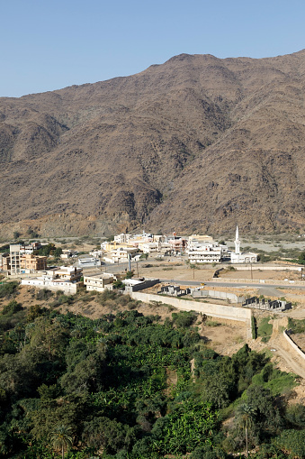 Vista desde el patrimonio de Thee-Ain en Al-Baha, Arabia Saudita hacia el pueblo del mismo nombre photo