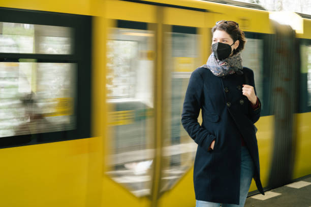 기차역 플랫폼에 서 있는 ffp2 마스크를 착용한 젊은 여성 - train railroad station berlin germany germany 뉴스 사진 이미지