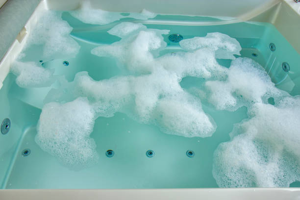 schiuma sulla vasca idromassaggio - water lily swimming pool health spa water foto e immagini stock