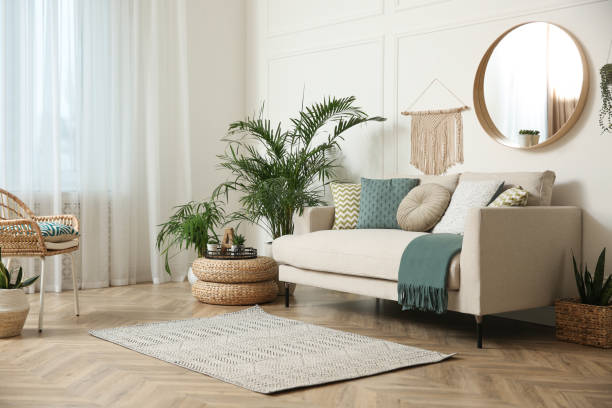 stilvolles wohnzimmer-interieur mit schönen hauspflanzen - sofa stock-fotos und bilder