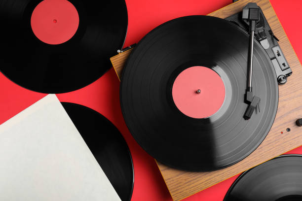 modern player and vinyl records on red background, flat lay - classic rock fotos imagens e fotografias de stock