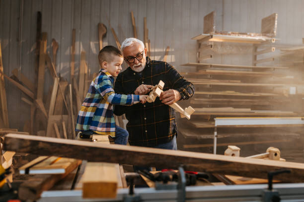 祖父は孫のために木製の飛行機を作った - grandson ストックフォトと画像
