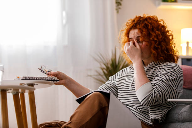 joven estudiante universitaria cansada tomando un descanso de estudiar y frotar los ojos - frotarse los ojos fotografías e imágenes de stock