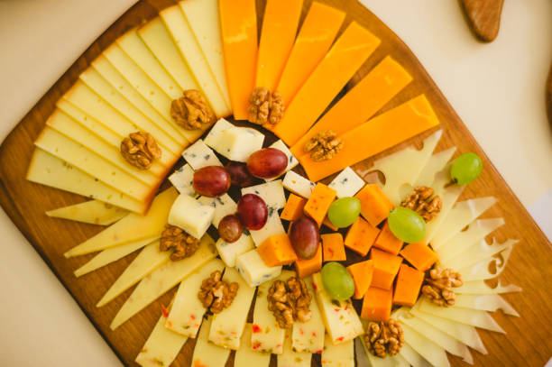 치즈 플레이트 - plate antipasto hard cheese still life 뉴스 사진 이미지