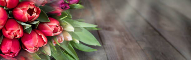 暗い素朴な木の赤いチューリップ - bouquet mothers day tulip flower ストックフォトと画像
