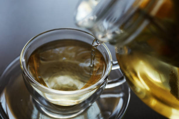 リンデン、セージ、レモンスライ��ス、緑茶、タイムの混合物と健康的でリラックスしたホットドリンク - tea cup herbal tea herbal medicine tea ストックフォトと画像