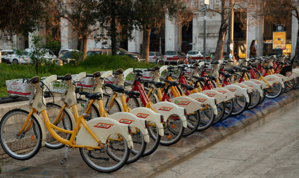 ミラノ中央駅での自転車シェアリング - bicycle rack bicycle parking community ストックフォトと画像