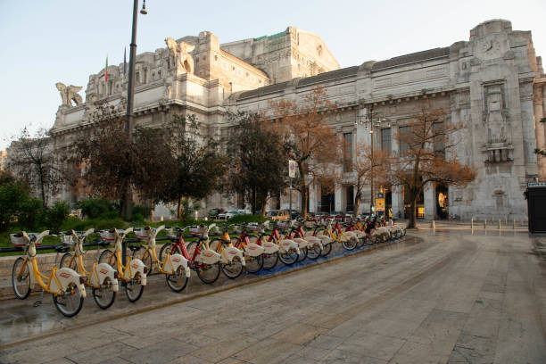 vélo partage à la gare centrale de milan - bicycle rack bicycle parking community photos et images de collection