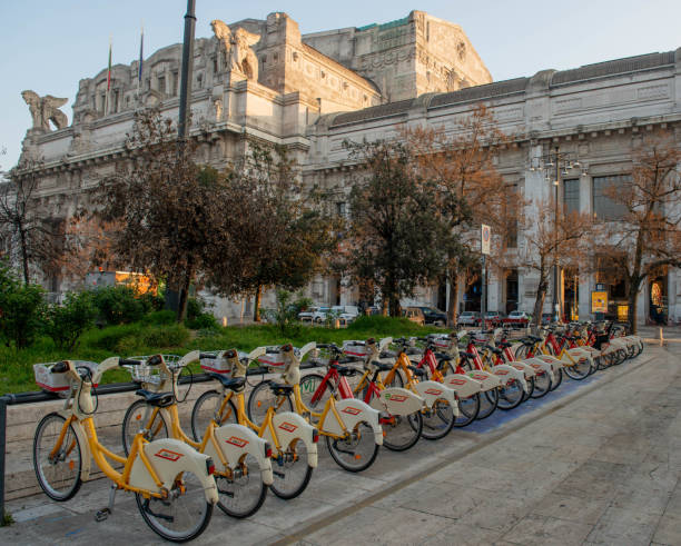 ミラノ中央駅での自転車シェアリング - bicycle rack bicycle parking community ストックフォトと画像