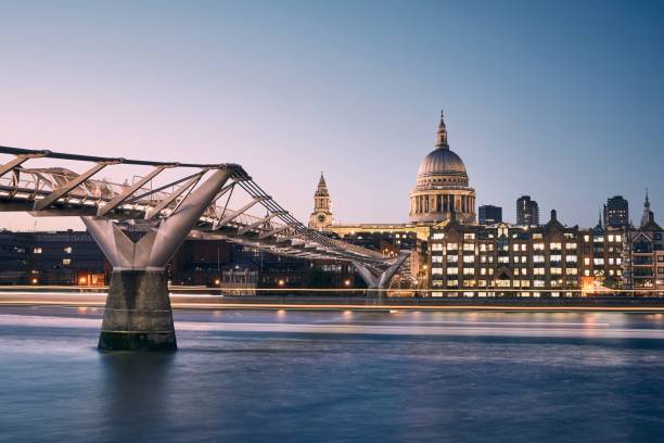 paesaggio urbano di londra al crepuscolo - millennium footbridge foto e immagini stock