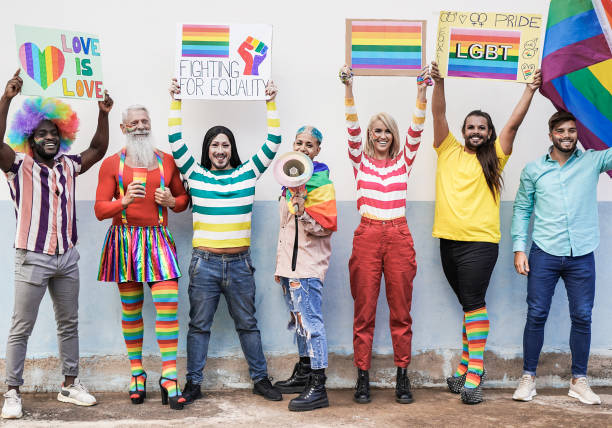 gays multirraciales de diferentes generaciones divirtiéndose en el desfile del orgullo lgbt - concepto de amor homosexual y transgénero - gay pride flag gay pride gay man homosexual fotografías e imágenes de stock