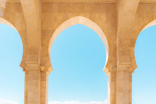 arco arabo sullo sfondo del cielo blu - moschea hassan ii foto e immagini stock