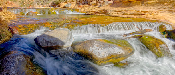 cachoeiras slide rock sedona arizona - red rocks rock canyon escarpment - fotografias e filmes do acervo