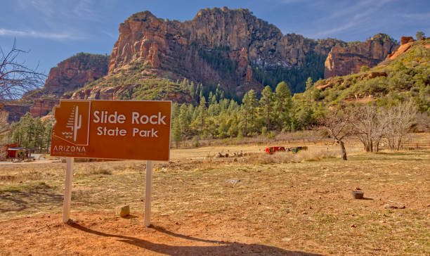 sinal de entrada para slide rock state park az - red rocks rock canyon escarpment - fotografias e filmes do acervo