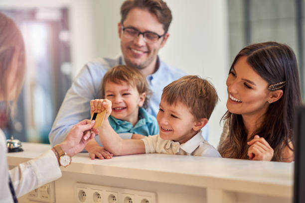 picture of family checking in hotel - hotel reception imagens e fotografias de stock