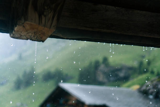 water droplets wooden hut - mountain drop europe switzerland imagens e fotografias de stock