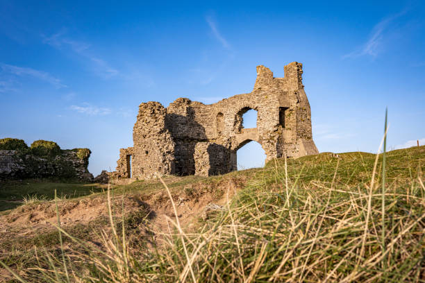 Pennard castle Three Cliffs Bay, Gower peninsula, South Wales, UK Ruins of Pennard castle on the Gower peninsula, Three Cliffs Bay, Swansea, South Wales, UK gower peninsular stock pictures, royalty-free photos & images