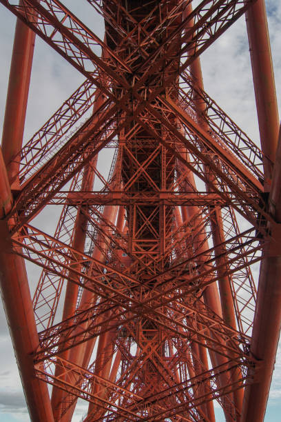 the steel construction of forth bridge in north queensferry seen from below - vertical lift bridge imagens e fotografias de stock