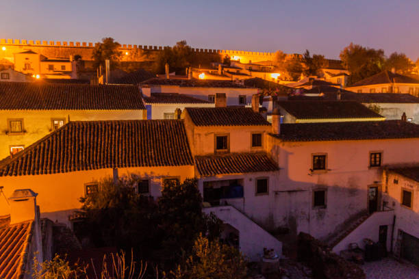 オビドス村、ポルトグの夜景 - óbidos night romanticism castle ストックフォトと画像