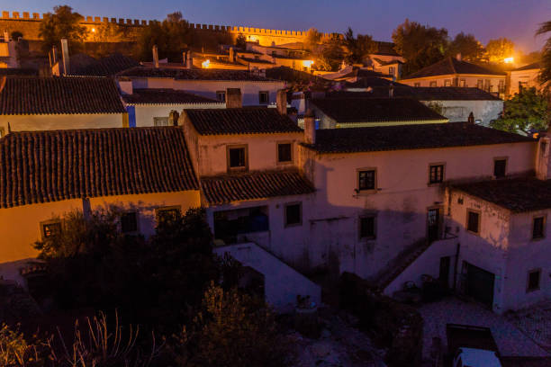 オビドス村、ポルトグの夜景 - óbidos night romanticism castle ストックフォトと画像