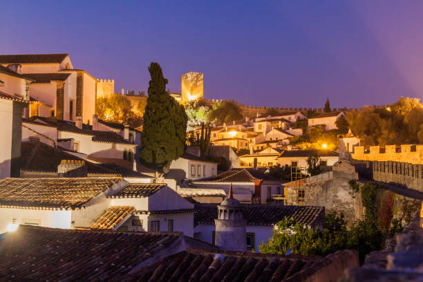 オビドス村、ポルトグの夜景 - óbidos night romanticism castle ストックフォトと画像
