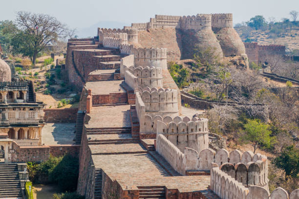 muros da fortaleza de kumbhalgarh, estado do rajastão, ind - rajasthan india fort architecture - fotografias e filmes do acervo