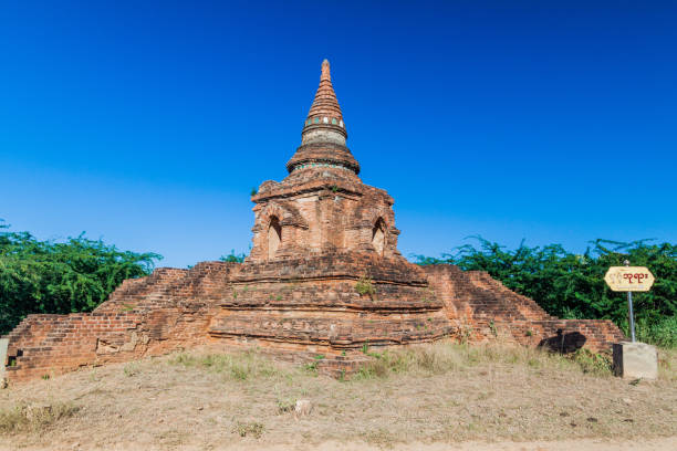 маленькая пагода возле пагоды дхаммаязика в багане, мянм - dhammayazika стоковые фото и изображения