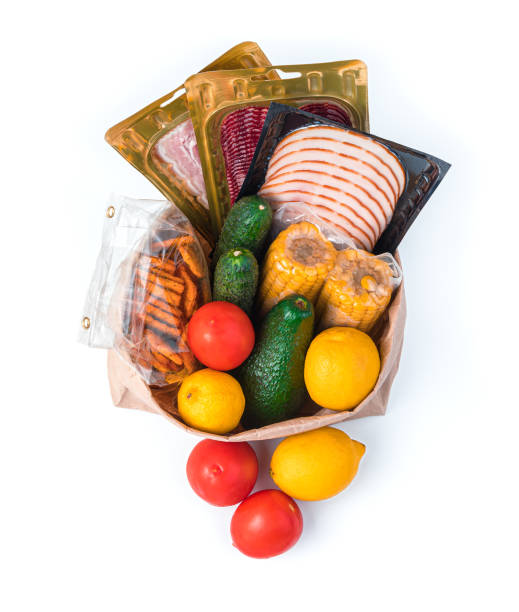 pomidory, ogórki, kukurydza, kiełbasa i krakersy pomidorowe w papierowej torbie - avocado lemon snack cracker zdjęcia i obrazy z banku zdjęć