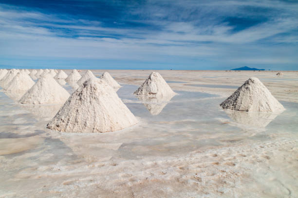 холмы соли - зона добычи соли на крупнейшей в мире соляной равнине салар-де-уюни, боливия - salar стоковые фото и изображения