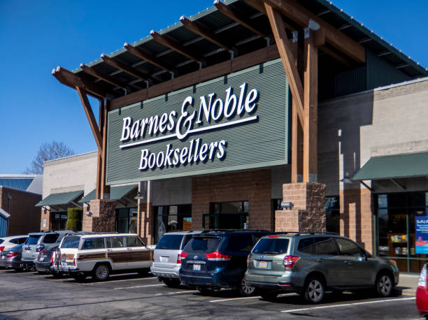 vista di una vetrina barnes e noble in una giornata di sole. - nook foto e immagini stock