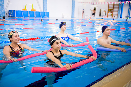 Aeróbic acuático entrenando en el centro de deportes acuáticos. photo