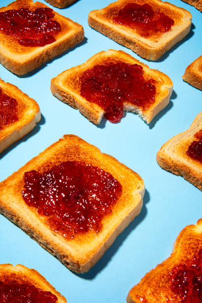 jam auf toast biss pop art foto - toast preserves breakfast bread stock-fotos und bilder